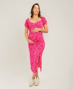 Vestido Gestante Midi Floral com Fenda Lateral O Vestido Gestante Midi Floral é a escolha ideal para as mamães que desejam unir conforto e feminilidade em um look leve e sofisticado. Com estampa floral delicada, o modelo traz um ar romântico e moderno, perfeito para diversas ocasiões. A peça conta com mangas levemente bufantes, que adicionam charme e elegância, e uma fenda profunda na lateral, que valoriza o movimento e garante um toque sensual na medida certa. O caimento fluido se adapta ao corpo durante toda a gestação, proporcionando liberdade e conforto. Características: Comprimento: midi Estampa: floral Manga com leve bufante Fenda lateral profunda Modelagem confortável e elegante Tecido leve com ótimo caimento Perfeito para: ensaios gestantes, passeios e eventos especiais, onde conforto e estilo caminham juntos.