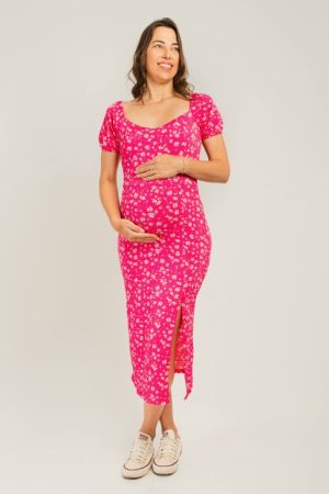 Vestido Gestante Midi Floral com Fenda Lateral O Vestido Gestante Midi Floral é a escolha ideal para as mamães que desejam unir conforto e feminilidade em um look leve e sofisticado. Com estampa floral delicada, o modelo traz um ar romântico e moderno, perfeito para diversas ocasiões. A peça conta com mangas levemente bufantes, que adicionam charme e elegância, e uma fenda profunda na lateral, que valoriza o movimento e garante um toque sensual na medida certa. O caimento fluido se adapta ao corpo durante toda a gestação, proporcionando liberdade e conforto. Características: Comprimento: midi Estampa: floral Manga com leve bufante Fenda lateral profunda Modelagem confortável e elegante Tecido leve com ótimo caimento Perfeito para: ensaios gestantes, passeios e eventos especiais, onde conforto e estilo caminham juntos.